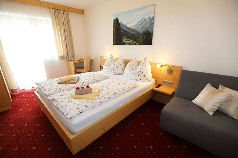 Zimmer mit Doppelbett im Haus Maria im Zillertal