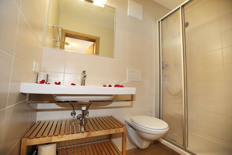 Bathroom with shower and toilet in the double room in Haus Maria
